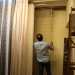 ...riproduce artigianalmente la stessa distanza tra suolo e soffitto della casa dei clienti, cos da considerare laltezza precisa e tagliare la stoffa della giusta misura